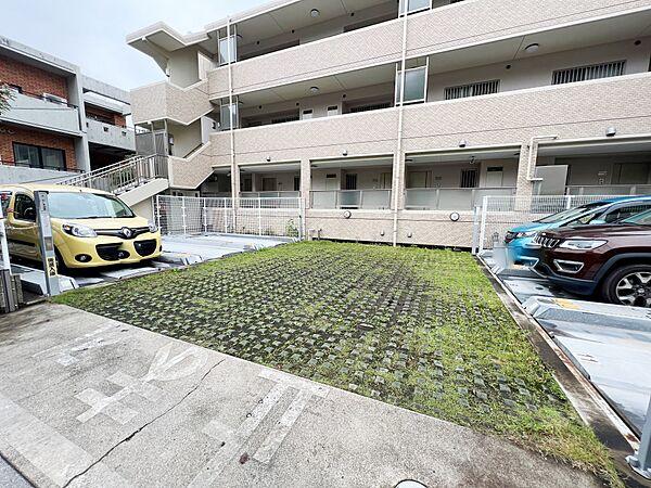 【駐車場】敷地内には駐車場がございます。