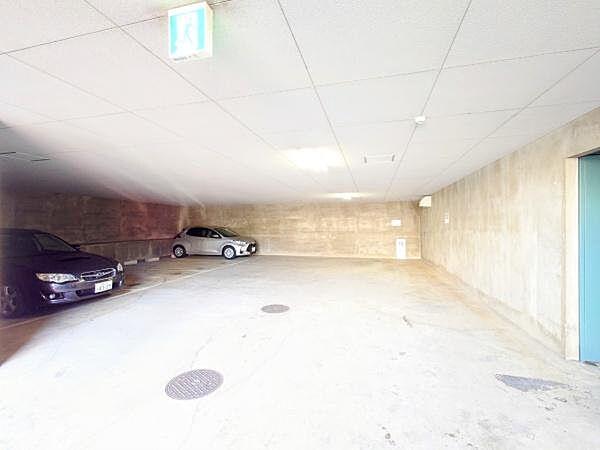 【駐車場】車に優しい地下車庫