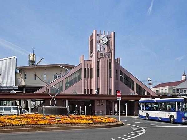 【周辺】羽村駅(JR 青梅線)まで1318m、《最寄駅》羽村駅前のモニュメントが特徴的な駅です。東口にはタクシーやバスなどが発着しています。