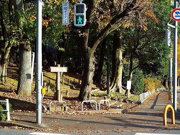 【周辺】水木緑地まで872m、徒歩で約11分です。羽村市神明台にある緑地です。散歩や、息抜きに最適な公園です。