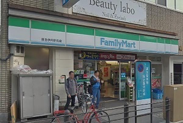 【周辺】ファミリーマート阪急伊丹駅前店まで415m、徒歩6分