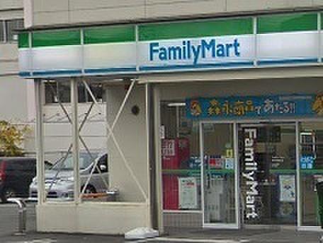 【周辺】ファミリーマート伊丹中野西店まで702m、徒歩9分