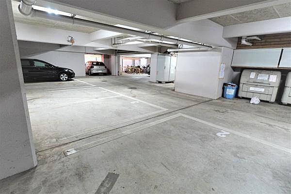 【駐車場】プラチナ通りから直接入出庫可能な地下駐車場。平置で現在空きあり