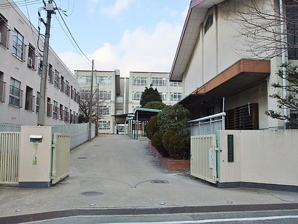 【周辺】京都市立音羽中学校まで915m、山科川沿いにある中学校です。