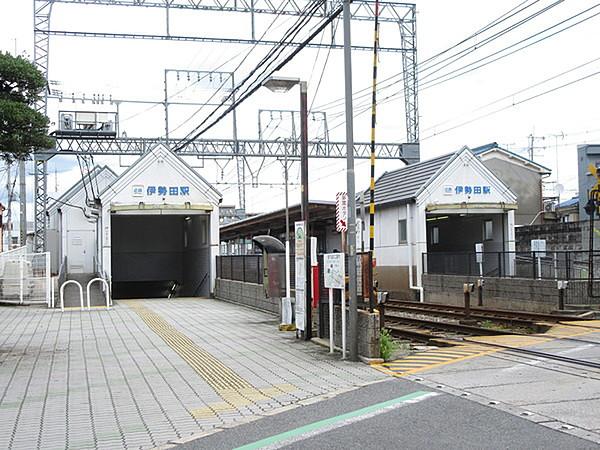 【周辺】伊勢田駅(近鉄 京都線)まで781m、伊勢田駅から京都駅まで乗車約24分で着きます。乗り換えなしです。