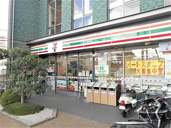 【周辺】セブンイレブン宇治京阪木幡駅前店まで450m、お惣菜を多く取り扱っている、主婦さんや一人暮らしの方の味方。徒歩約6分です。
