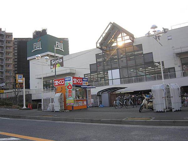 【周辺】Fuji善行店まで1587m