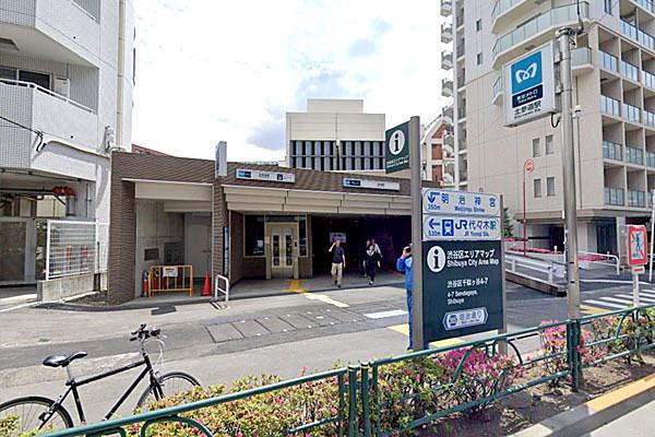 【周辺】北参道駅(東京メトロ 副都心線)まで10m、地下鉄出入口の向こう側に見えるマンションが本物件です。