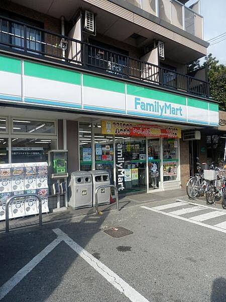 【周辺】ファミリーマート島屋三丁目店まで877m