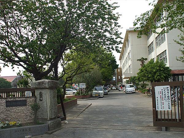 【周辺】鎌ケ谷市立中部小学校まで682m
