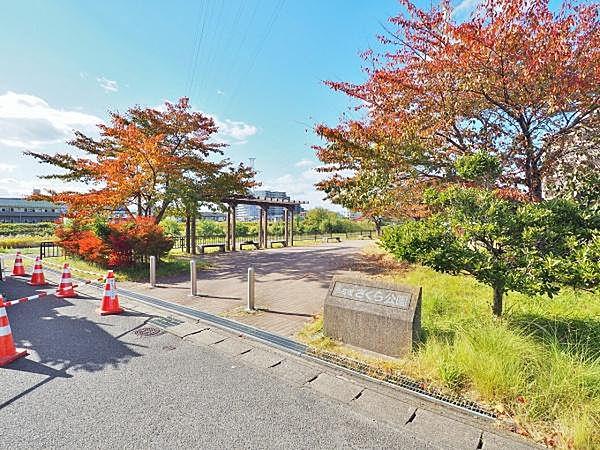 【周辺】市名坂さくら公園まで3m、マンション隣接、七北田川の遊歩道に面する公園です。