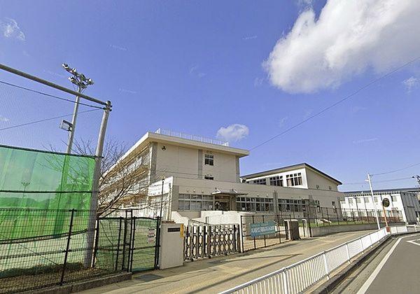 【周辺】仙台市立富沢小学校まで650m、2021年度の児童数867人