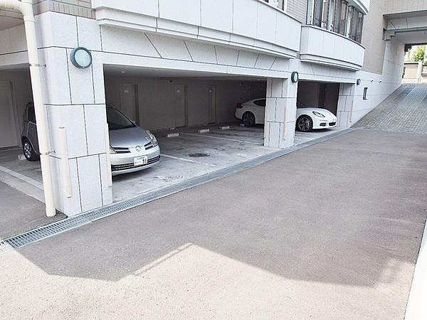 【駐車場】平置き・屋根付きのある駐車場です。ハイルーフ車両も駐車可能です。