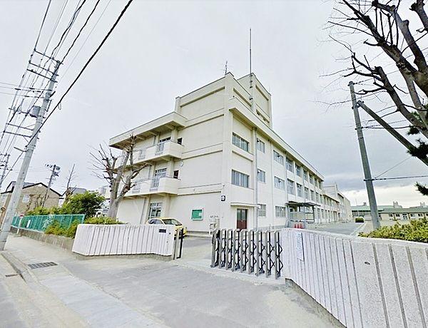【周辺】仙台市立中野中学校まで293m、1980年（昭和55年）開校、『ひろい心をもち，たくましく生きる生徒』の育成を目指した中学校です。