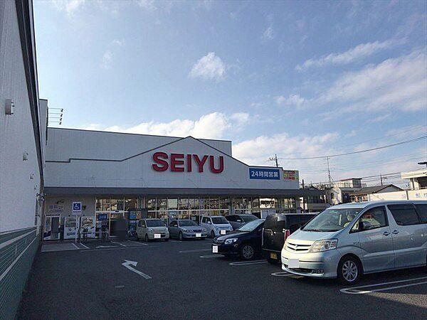 【周辺】西友所沢榎町店まで523m、品揃え豊富なスーパーマーケットでございます。近隣の方々でいつも賑わっております。駐車場も広いです。