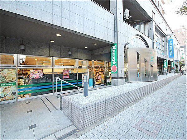 【周辺】三浦屋東伏見店まで1051m、営業時間：10:00-21:00東伏見駅北口よりかえで通りを徒歩2分の所に位置するスーパーです。専用駐車場有