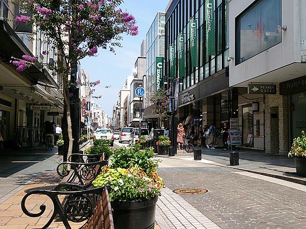 【周辺】横浜元町ショッピングストリートまで1316m、かつて「ハマトラ」の発信地として名を馳せた商店街。今でも有名ブランド店やお洒落なお店が軒を連ねています。