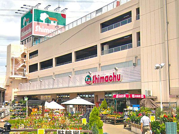 【周辺】島忠荏田店まで479m、江田駅と市ケ尾駅の中間、国道246号沿いにあるホームセンターです。
