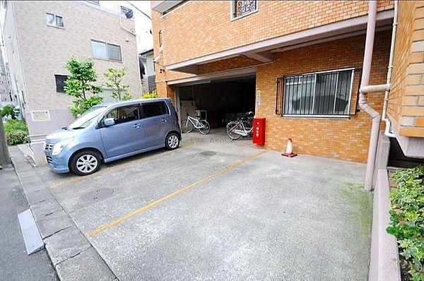 【駐車場】敷地内には車の出し入れが快適な平置き駐車場がございます。(空き要確認)