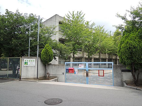 【地図】堺市立五箇荘東小学校まで徒歩約４分