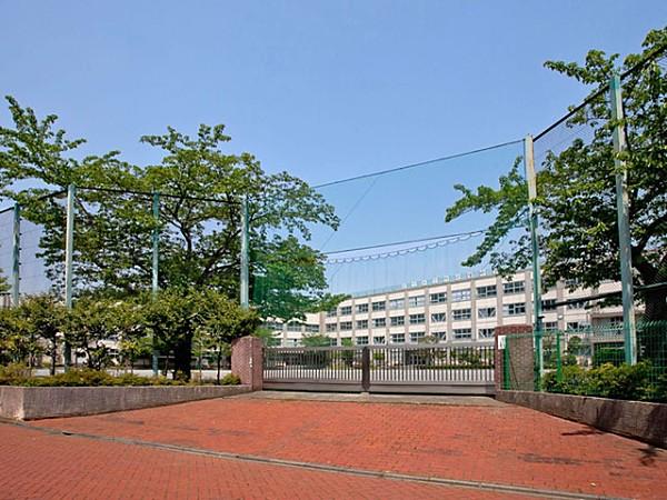 【周辺】中学校まで850m、竹の塚中学校850m(徒歩11分）