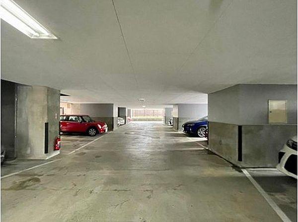 【駐車場】駐車スペースも広く止めやすくなっております。