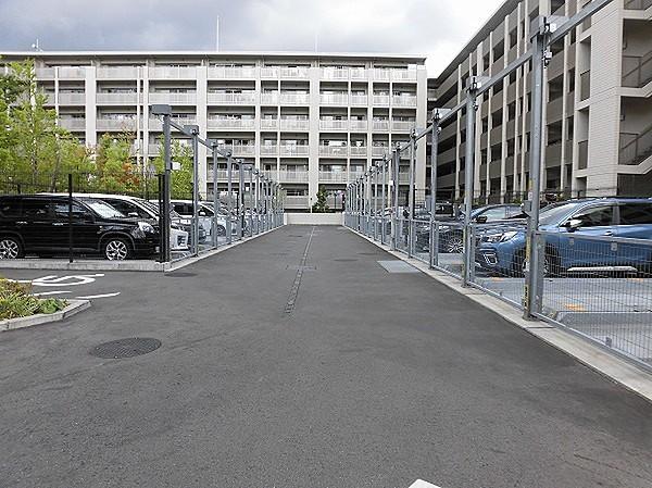 【駐車場】敷地が広く、駐車スペースにもゆとりがある。駅前の高層マンションにはない贅沢な住空間