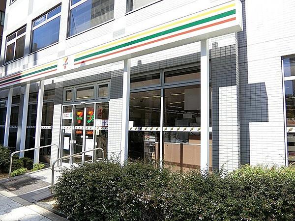 【周辺】セブンイレブン大阪靱本町2丁目店まで141m