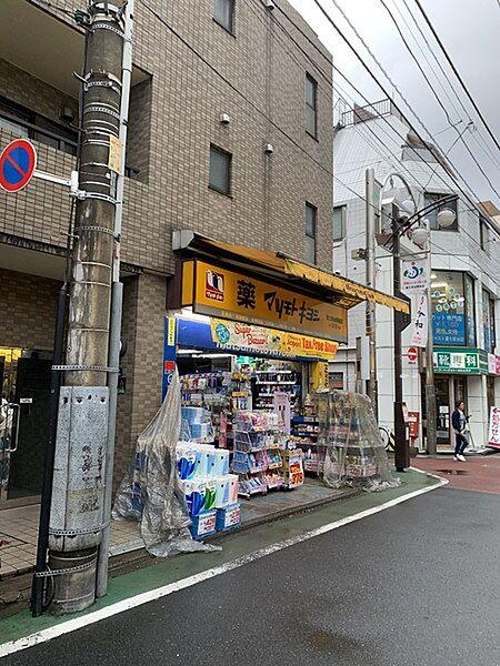【周辺】マツモトキヨシ富士見台駅前店まで10m、営業時間09:00~22:00　でとても便利