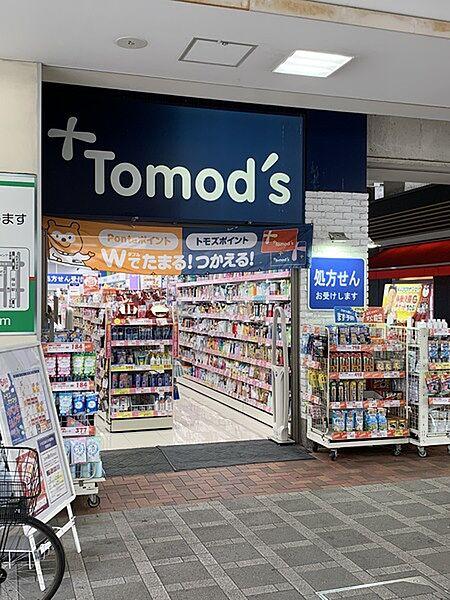 【周辺】トモズ　桜台店まで108m、営業時間09:00~22:00　駅に直結しており、調剤もしてくれます。
