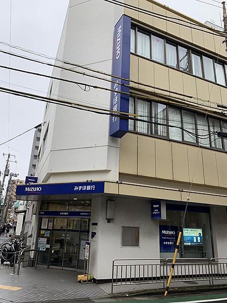 【周辺】みずほ銀行桜台支店まで390m、営業時間9:00~15:00　遅くまでやっているATMは便利
