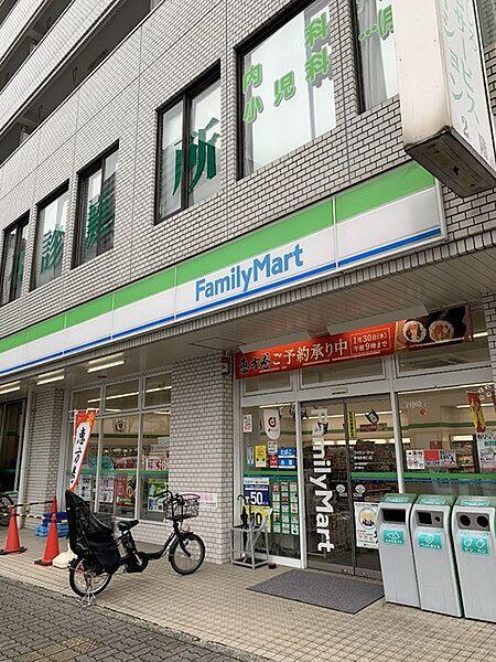 【周辺】ファミリーマート練馬駅西口店まで235m、24時間営業　広い店内が快適です