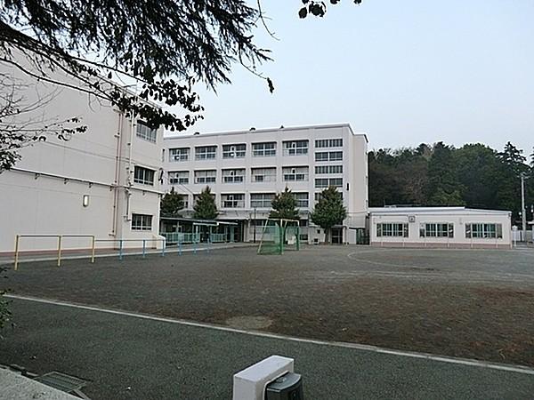 【周辺】横浜市立岡津小学校まで900m、お子様の足でも負担の少ない立地です