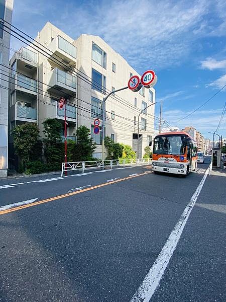 【外観】マンション前を渋谷駅直通のハチ公バスが走り渋谷方面にもアクセス良好です