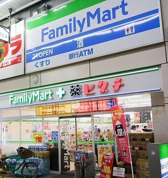【周辺】ファミリーマート＋薬ヒグチ京橋店まで875m