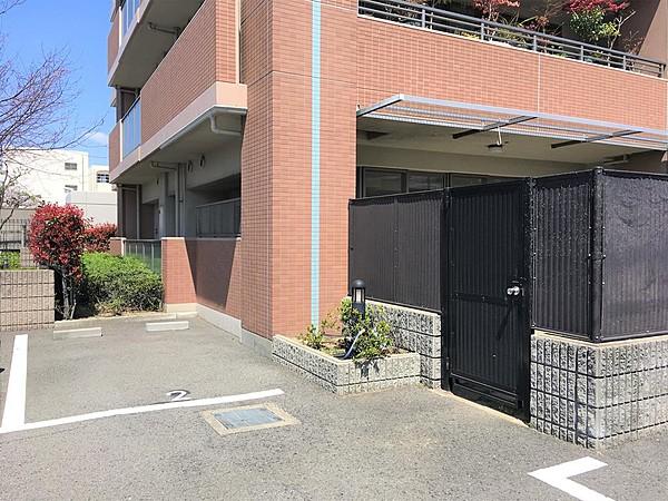 【駐車場】専用駐車場は専用庭からの出入りも可能です。ハイルーフ車の駐車も可能です。