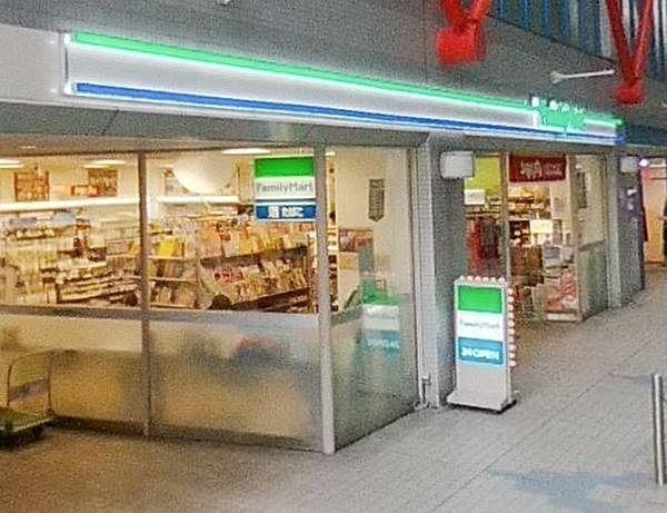 【周辺】ファミリーマート大阪ベイタワー店まで537m