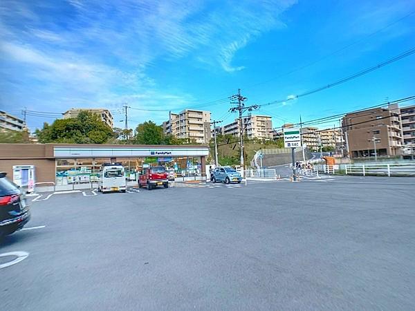 【周辺】ファミリーマート奈良鶴舞西店まで281m
