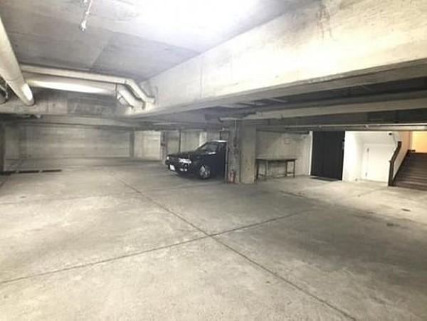 【駐車場】地下1階は駐車場になっています。