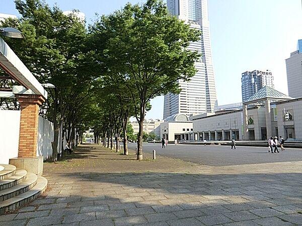 【周辺】グランモールまで1023m、1988年(昭和63年)の横浜博覧会と同時に完成した、みなとみらい21地区を南北に貫く広大な公園です。