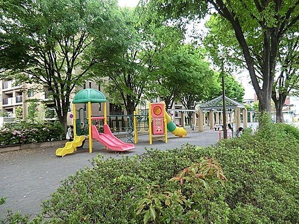 【周辺】上大岡公園まで369m、徒歩約4分です。遊具は大小2種類の複合型遊具や鉄棒、ベンチ付きの砂場、広場があります。