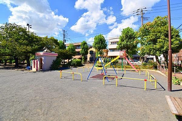 【周辺】瞑加公園まで479m、住宅街の、子どもが走り回れる広さの公園です。昭和中期につくられた地元の人にも馴染み深い公園です。公園にはトイレもあります