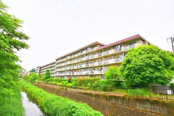 【外観】総戸数93戸で安心のマンション！前面は阿久和川が流れ、その遊歩道に面して建っているので日当たりと通風にも優れています。