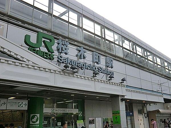 【周辺】桜木町駅(JR 根岸線)まで837m、横浜駅や東京都心へのアクセス環境は良好です。横浜みなとみらい21や野毛の街並みの玄関口として多くの人々に利用されています