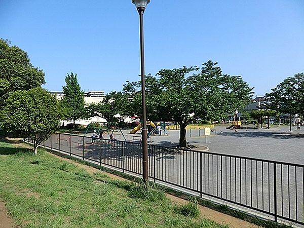 【周辺】旭台中央公園まで495m、徒歩約6分です。思い切り走り回ることができる広場があり、のびのびと遊べます。地域の人々に愛されている公園です。