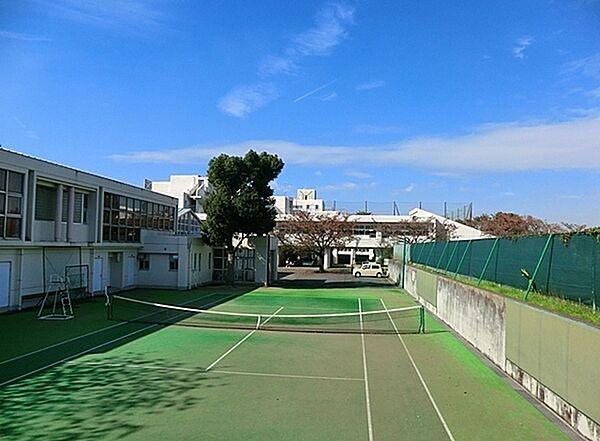 【周辺】横浜市立高田中学校まで486m、徒歩約6分です。高台にある中学校です。体育館は改修工事をして大変きれいになりました。図書館もあります。