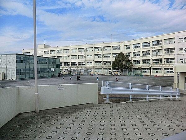 【周辺】横浜市立本宿小学校まで327m、徒歩約4分です。周囲は住宅地で静かな立地また、登下校時は保護者か見守りをしているので安心です♪