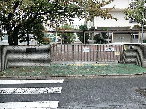 【周辺】横浜市立白幡小学校まで1009m、徒歩約12分です。子供の自主性をはぐくむ学校です。