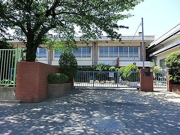 【周辺】川崎市立南河原小学校まで1136m、徒歩約14分です。2022年で開校83年目を迎えた歴史ある小学校です。