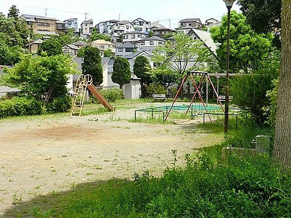 【周辺】仏向横谷公園まで640m、徒歩約8分です。住宅街の比較的広めな公園です。公園の設備には水飲み・手洗い場があります。